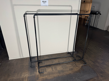 2 st. klädhästar i metall