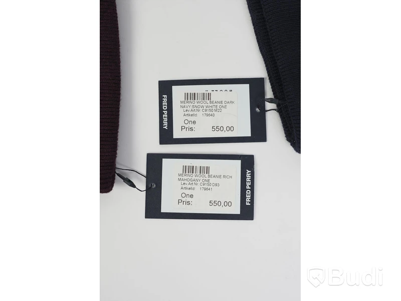 2st Mössor - Fred Perry, Merino Wool Beanie Dark Navy och Rich Mahogany Nypris: 550 kr