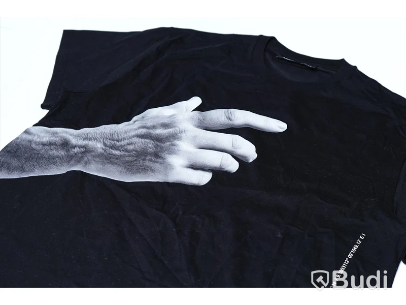T-shirt - Neil Barrett (Storlek L). Nypris 2400kr.