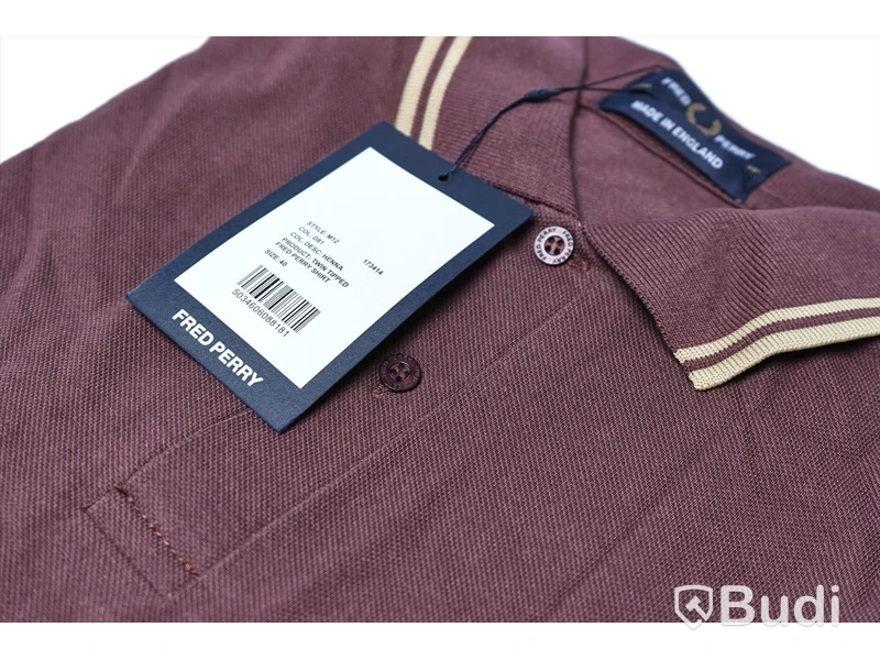 Piké skjorta - Fred Perry (Storlek 40). Nypris 899kr.