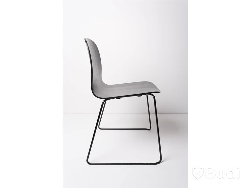 Stolar - 2 st. Visu Chair (Sled base), MUUTO, svart, trä och metall. Nypris 2 695 kr/st.