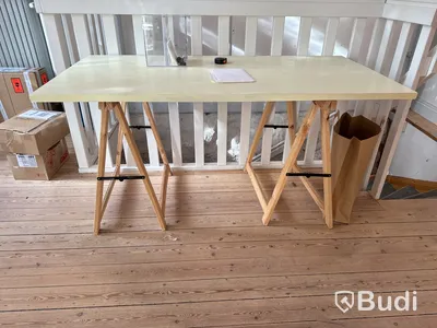 Skrivbord på bockar