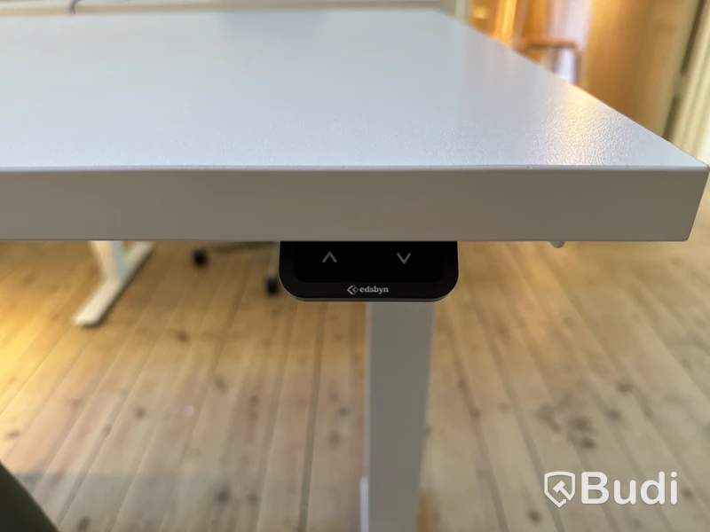 Höj- och sänkbart skrivbord från Edsbyn med stol från Engelbrechts