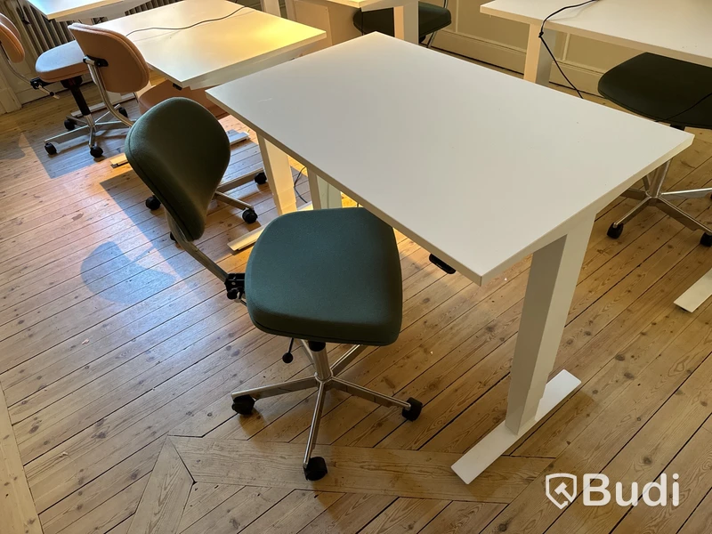 Höj- och sänkbart skrivbord från Edsbyn med stol från Engelbrechts