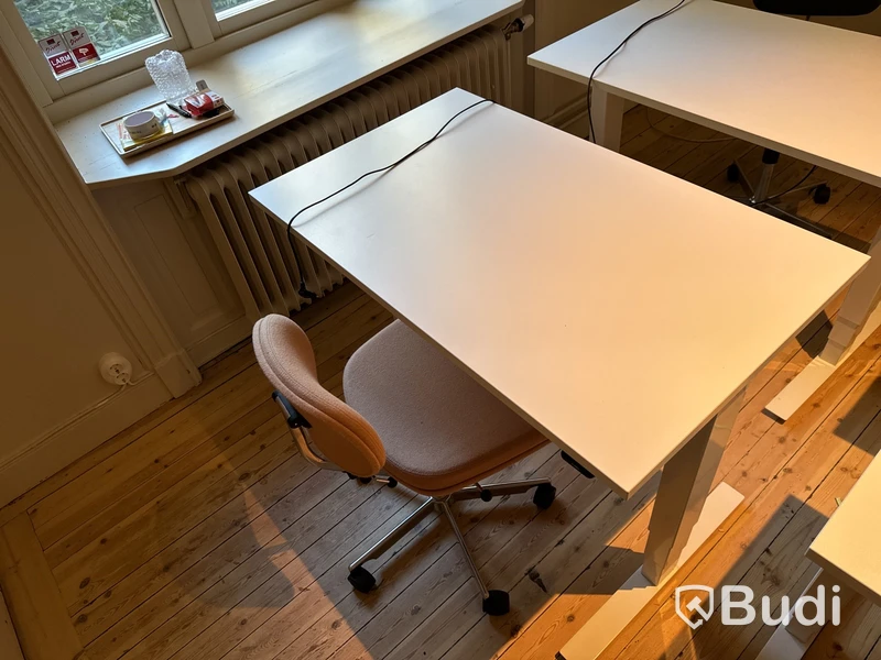 Höj- och sänkbart skrivbord från Edsbyn med stol från Montana
