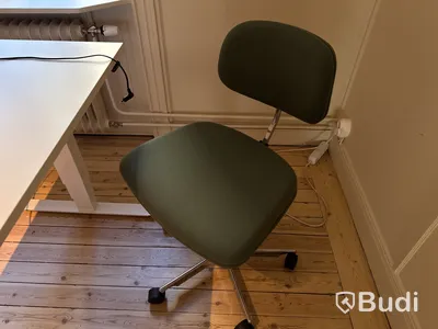 Höj- och sänkbart skrivbord från Edsbyn med stol från Engelbrechts