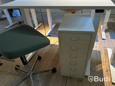 Höj- och sänkbart skrivbord från Edsbyn med stol från Engelbrechts