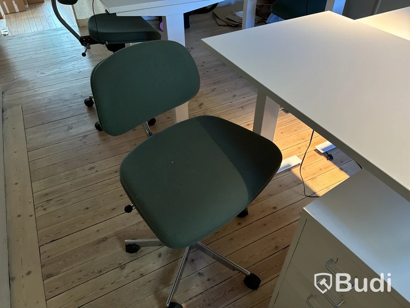 Höj- och sänkbart skrivbord från Edsbyn med stol från Engelbrechts