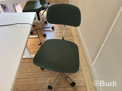 Höj- och sänkbart skrivbord från Edsbyn med stol från Engelbrechts