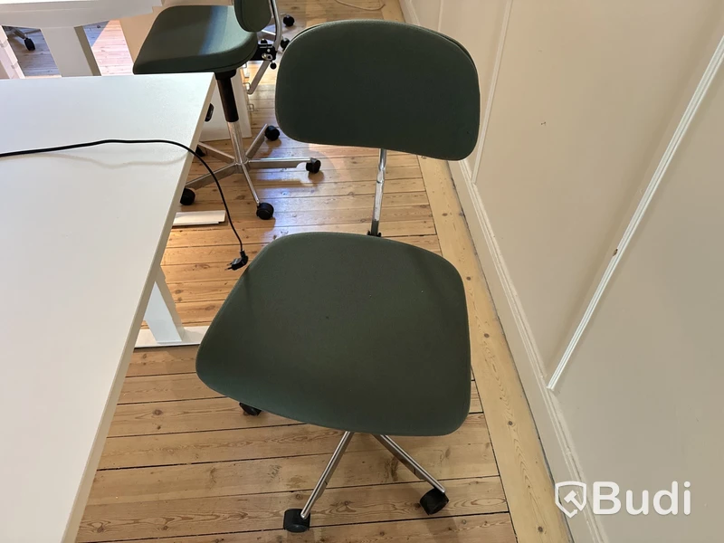 Höj- och sänkbart skrivbord från Edsbyn med stol från Engelbrechts