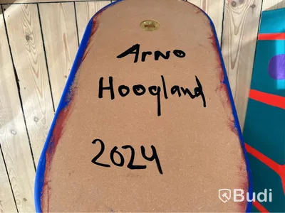 Blå relieftavla från Arno Hogland