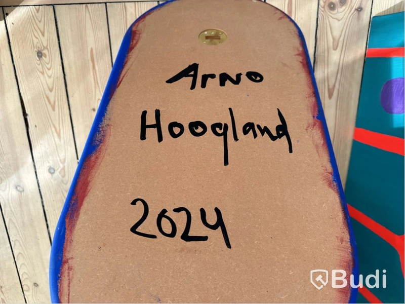Blå relieftavla från Arno Hogland