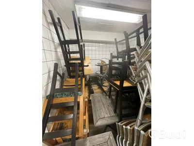 Diverse utemöbler, stolar och bord i blandat skick