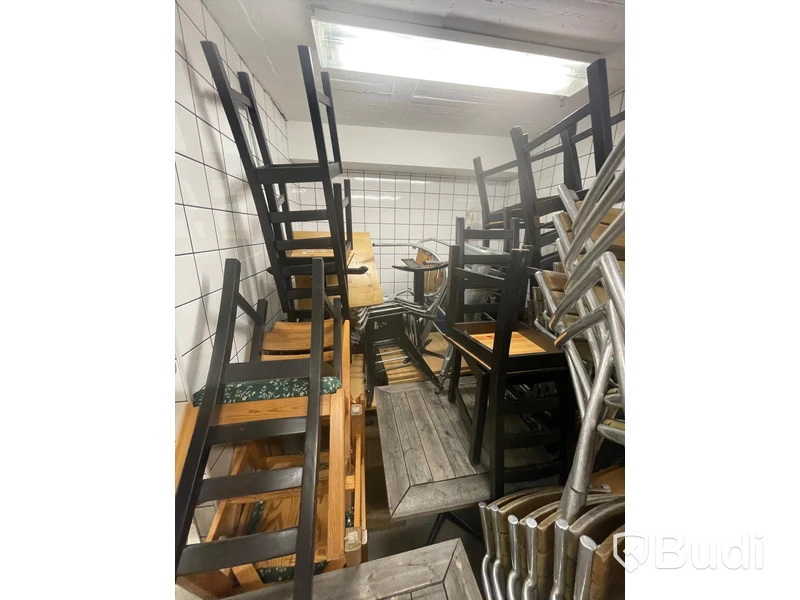 Diverse utemöbler, stolar och bord i blandat skick