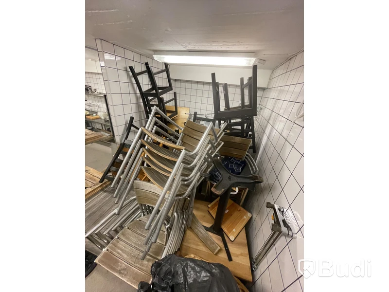 Diverse utemöbler, stolar och bord i blandat skick