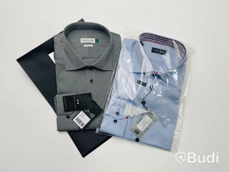 2 st skjortor NY herr stl L, 1 st slim fit Ernst Alexis ljusblå samt 1 st regular fit J. Harvest och Frost grå, totalt ord. pris ca: 1674 kr. OBS! Andra referensbild har annan färg på kragen, se första bild