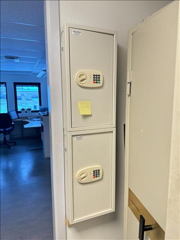 2st nyckelskåp MBG Sweden med kodlås samt nyckelinkasstlucka
