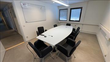 Konferensbord ink 7st stolar samt whitboard