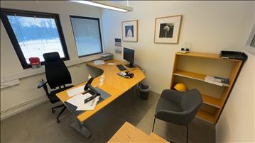 Hörnskrivbord, elektriskt höj och sänkbart, kontorsstol, hylla samt besöksstol