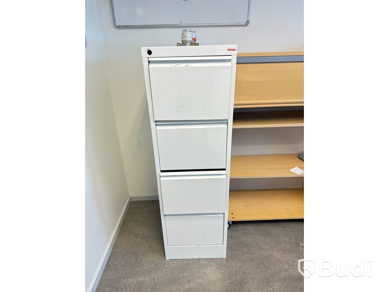 Elektriskt höj-och sänkbart skrivbord 170x82cm, 2st fujitsu datorskärmar, kontorstol, 3st skåp med jalusidel samt arkivskåp utan låscylinder.