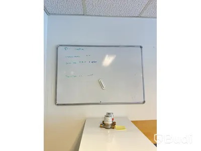 Elektriskt höj-och sänkbart skrivbord 170x82cm, 2st fujitsu datorskärmar, kontorstol, 3st skåp med jalusidel samt arkivskåp utan låscylinder.