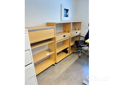 Elektriskt höj-och sänkbart skrivbord 170x82cm, 2st fujitsu datorskärmar, kontorstol, 3st skåp med jalusidel samt arkivskåp utan låscylinder.