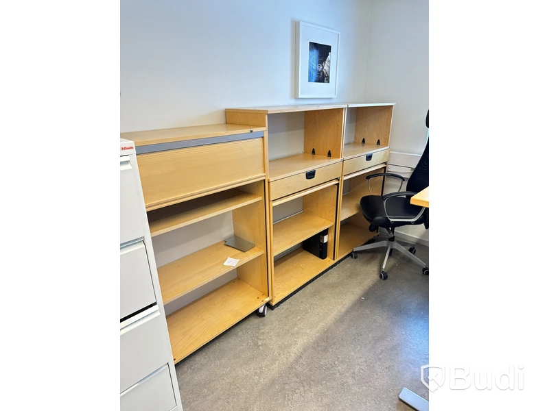 Elektriskt höj-och sänkbart skrivbord 170x82cm, 2st fujitsu datorskärmar, kontorstol, 3st skåp med jalusidel samt arkivskåp utan låscylinder.