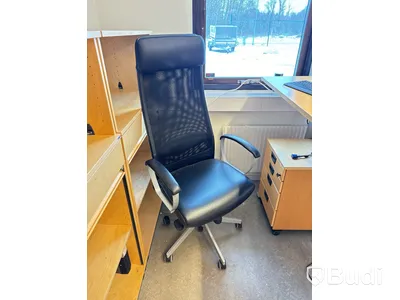 Elektriskt höj-och sänkbart skrivbord 170x82cm, 2st fujitsu datorskärmar, kontorstol, 3st skåp med jalusidel samt arkivskåp utan låscylinder.