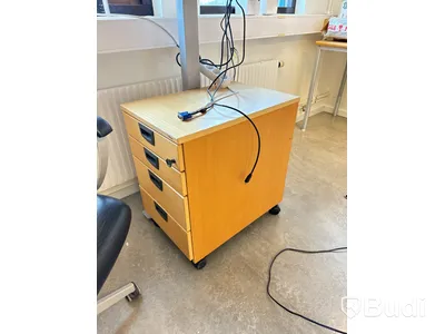 Elektriskt höj-och sänkbart skrivbord 170x82cm, 2st fujitsu datorskärmar, kontorstol, 3st skåp med jalusidel samt arkivskåp utan låscylinder.