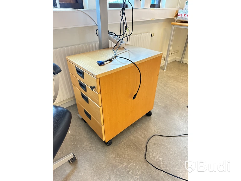 Elektriskt höj-och sänkbart skrivbord 170x82cm, 2st fujitsu datorskärmar, kontorstol, 3st skåp med jalusidel samt arkivskåp utan låscylinder.