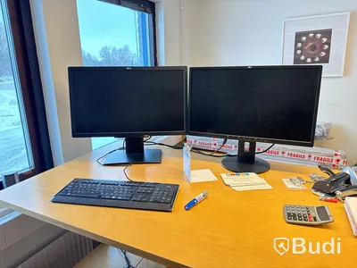 Elektriskt höj-och sänkbart skrivbord 170x82cm, 2st fujitsu datorskärmar, kontorstol, 3st skåp med jalusidel samt arkivskåp utan låscylinder.