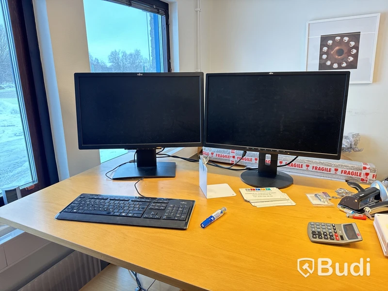 Elektriskt höj-och sänkbart skrivbord 170x82cm, 2st fujitsu datorskärmar, kontorstol, 3st skåp med jalusidel samt arkivskåp utan låscylinder.