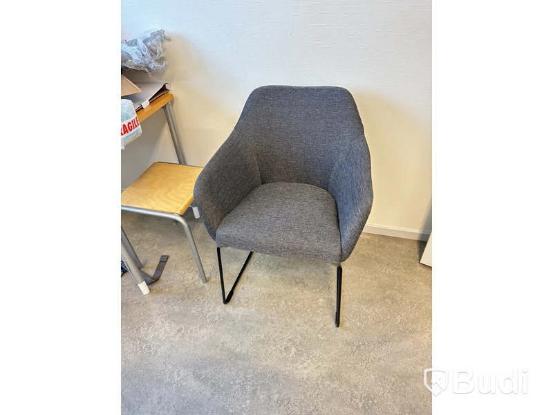 Elektriskt höj-och sänkbart skrivbord 170x82cm, 2st fujitsu datorskärmar, kontorstol, 3st skåp med jalusidel samt arkivskåp utan låscylinder.