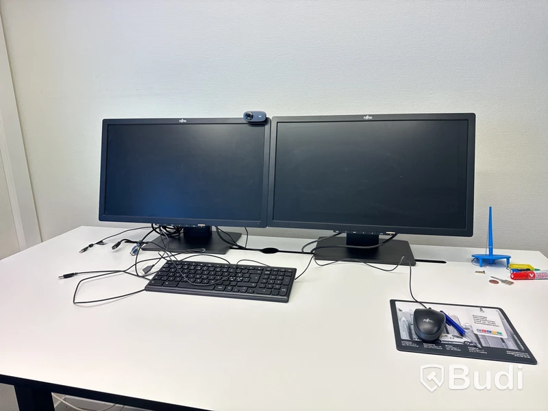 Elektriskt höj-och sänkbart skrivbord ink 2st Fujitsu datorskärmar, kontorssto samt skåp med hyllor