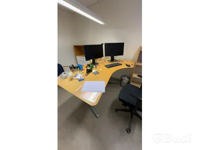 Elektriskt höj och sänkbart skrivbord 180x115cm, 2st Fujitsu datorskärmar, kontorsstol samt Jalusiskåp på hjul