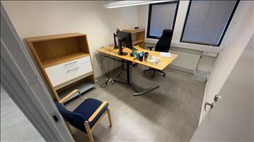 Elektriskt höj och sänkbart skrivbord 180x115cm, 2st Fujitsu datorskärmar, kontorsstol samt Jalusiskåp på hjul