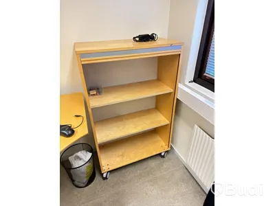 Elektriskt höj och sänkbart skrivbord 180x115cm, 2st Fujitsu datorskärmar, kontorsstol samt Jalusiskåp på hjul