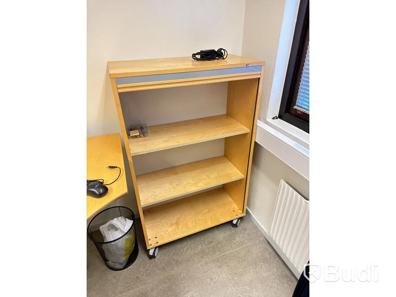Elektriskt höj och sänkbart skrivbord 180x115cm, 2st Fujitsu datorskärmar, kontorsstol samt Jalusiskåp på hjul