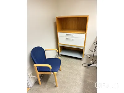 Elektriskt höj och sänkbart skrivbord 180x115cm, 2st Fujitsu datorskärmar, kontorsstol samt Jalusiskåp på hjul