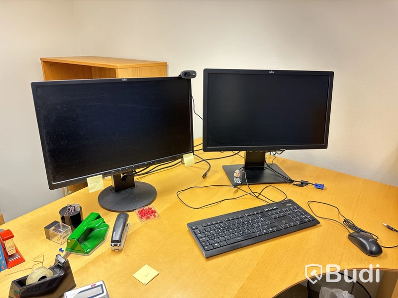 Elektriskt höj och sänkbart skrivbord 180x115cm, 2st Fujitsu datorskärmar, kontorsstol samt Jalusiskåp på hjul