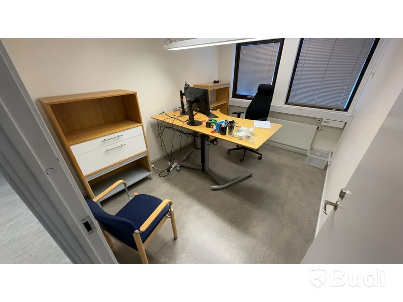 Elektriskt höj och sänkbart skrivbord 180x115cm, 2st Fujitsu datorskärmar, kontorsstol samt Jalusiskåp på hjul