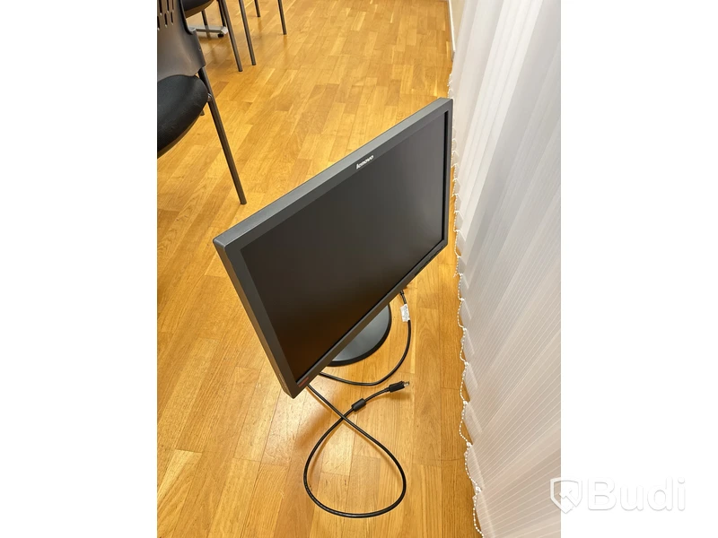 16 st datorskärmar olika storlekar och märken.