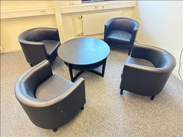 4st besökfåtöljer i skinn samt runt soffbord