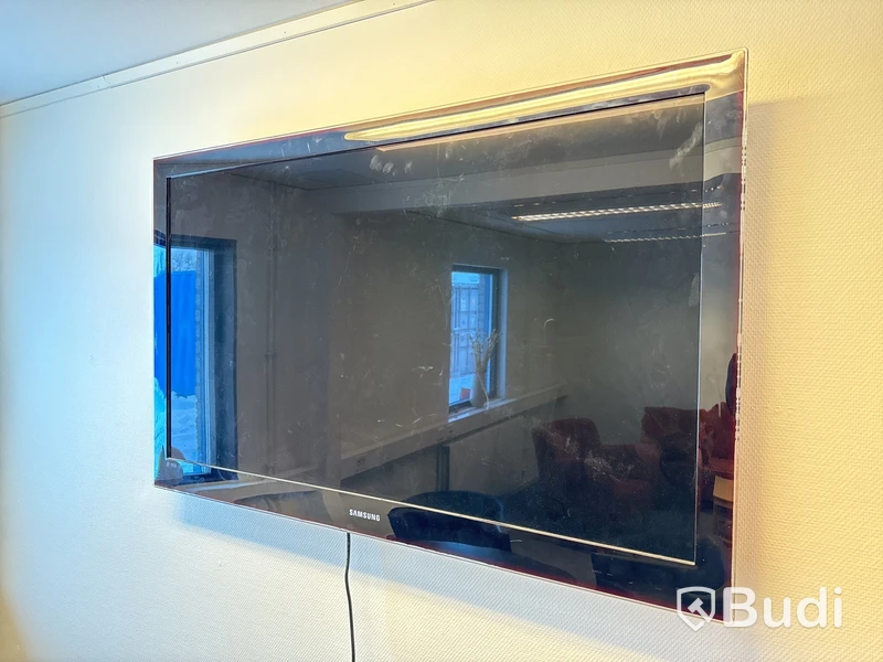 40 tums tv från Samsung med väggfäste. Fjärrkontroll saknas.