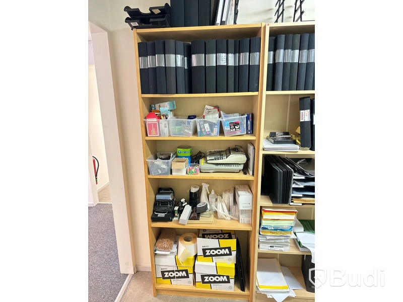 3st bokhyllor med div förbrukningsmaterial, papper och tomma pärmar