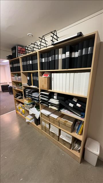 3st bokhyllor med div förbrukningsmaterial, papper och tomma pärmar