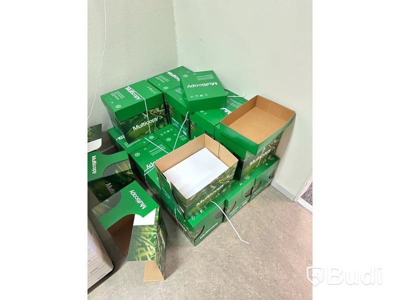3st bokhyllor med div förbrukningsmaterial, papper och tomma pärmar