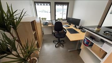 Elektriskt höj- och sänkbart skrivbord med sidebord, skåp med skjutdörrar samt kontorsstol och 2st Lenovo datorskärmar