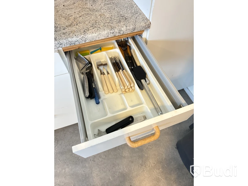 Alla köksutensilier i köket Porslin, bestick, kökdsredskap m.m.