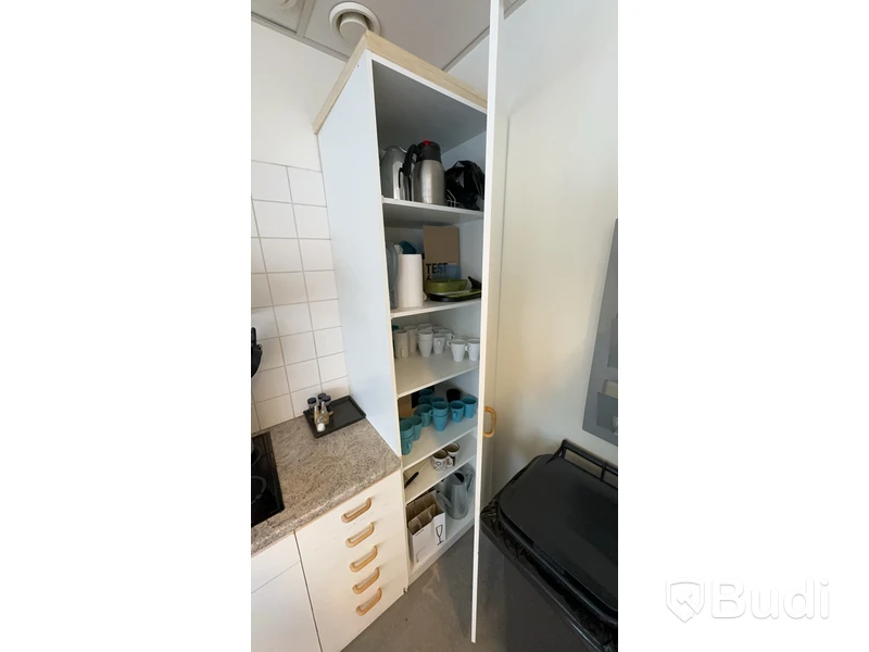 Alla köksutensilier i köket Porslin, bestick, kökdsredskap m.m.